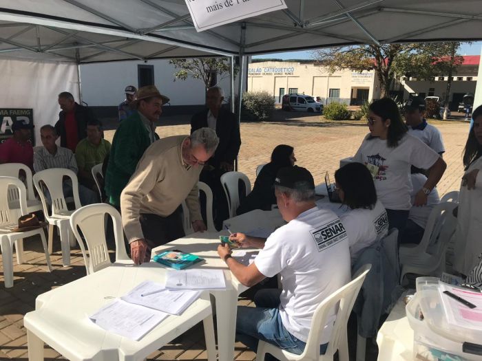 FAMÍLIA NA PRAÇA REÚNE CENTENAS DE PESSOAS.
